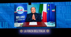 Silvio Berlusconi envía un mensaje durante la convención de su partido Forza Italia en Milán, el sábado 6 de mayo de 2023.