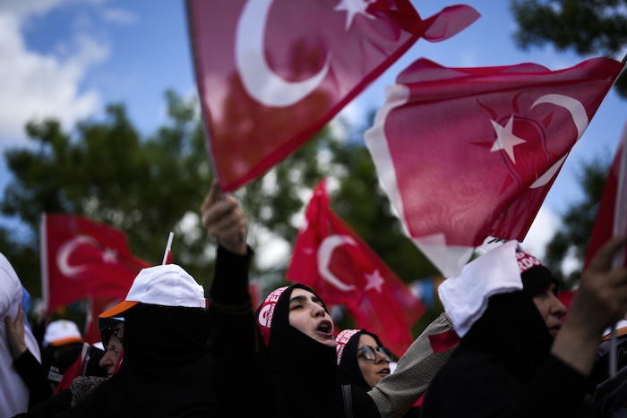 Simpatizantes del Presidente turco Recep Tayyip Erdogan asisten a un evento de campaña en Estambul, Turquía, el sábado 27 de mayo de 2023.