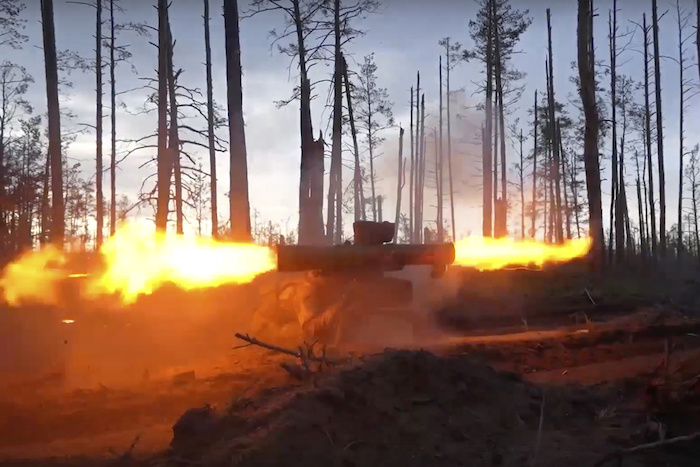 Esta imagen tomada de un video y facilitada por el Servicio de Prensa del Ministerio de Defensa de Rusia el jueves 25 de mayo de 2023 muestra a un soldado ruso que dispara un misil del sistema antitanques Fagot contra una posición ucraniana en un lugar no revelado.