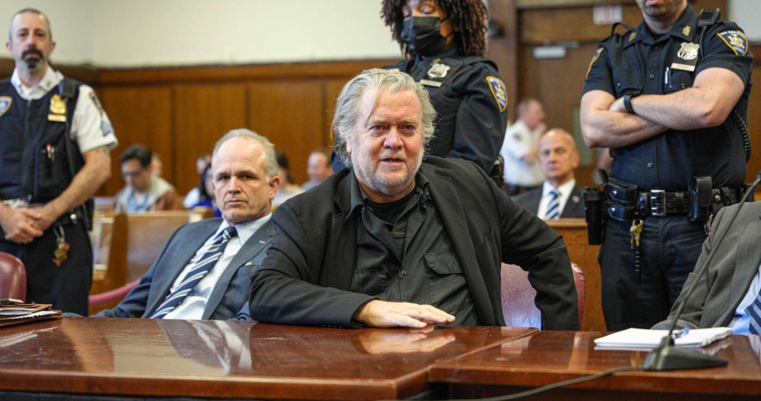 Steve Bannon (centro) comparece ante la Corte Suprema de Manhattan el jueves 25 de mayo de 2023, en Nueva York.