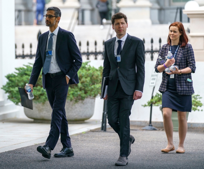 Sundar Pichai, izquierda, director general de Alphabet, y Sam Altman, director general de OpenAI, al centro, llegan a la Casa Blanca para una reunión con la vicepresidenta Kamala Harris sobre inteligencia artificial, el jueves 4 de mayo de 2023, en Washington. Foto: Evan Vucci, AP