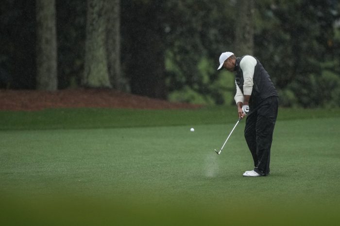 Tiger Woods conecta un fairway en el hoyo 18 en la segunda ronda del Masters que se aplazó al sábado debido a una tormenta en el Augusta National Golf Club el sábado 8 de abril del 2023.