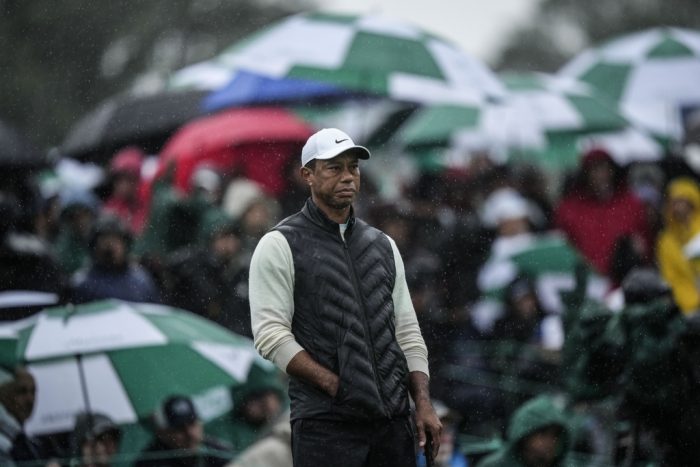 Tiger Woods en el 18vo hoyo durante la segunda ronda del Masters, el sábado 8 de abril de 2023, en Augusta, Georgia.