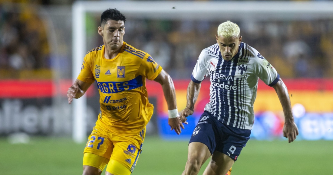 Jesús Angulo, de Tigres, se disputa el balón con Germán Berterame, de Rayados, en el Estadio Universitario, partido correspondiente a la ida de semifinales del Clausura 2023.