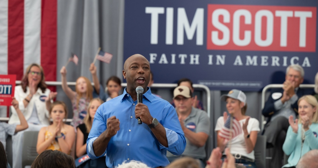 El Senador republicano por Carolina del Sur, Tim Scott, ha presentado el lunes su candidatura a la Casa Blanca bajo el lema "Faith in America" ("Fe en América"), con el que busca vencer al expresidente de Estados Unidos, Donald Trump, y al Gobernador de Florida, Ron DeSantis, quien aún no ha confirmado su candidatura.