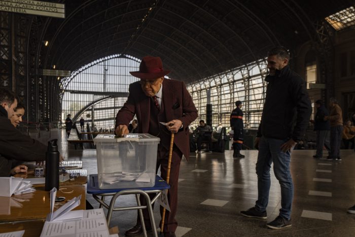 Un anciano vota durante una elección para elegir a los miembros de un Consejo Constitucional que redactará una nueva propuesta de Constitución, en la antigua estación de trenes de Mapocho, ahora un centro cultural, en Santiago, Chile, el domingo 7 de mayo de 2023.