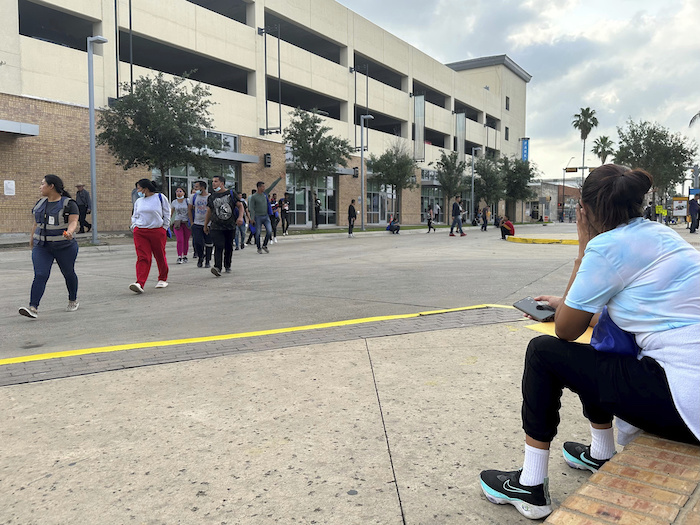 Un grupo de personas sale un centro de bienvenida para migrantes en Brownsville, Texas, el viernes 28 de abril de 2023.