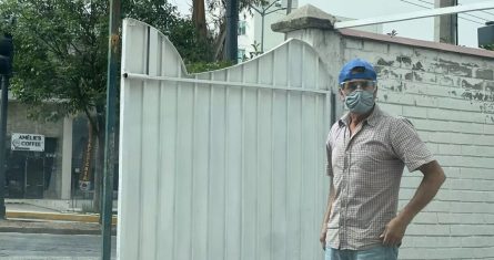 Hombre porta cubrebocas y goggles, ante la caída de ceniza en Puebla.