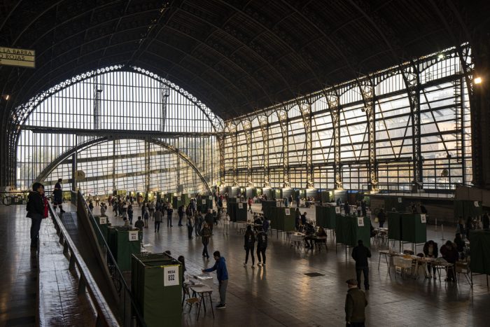 Un hombre vota en la antigua estación de trenes de Mapocho, ahora un centro cultural, durante una elección para elegir a los miembros de un Consejo Constitucional que redactará una nueva propuesta de constitución en Santiago, Chile, el domingo 7 de mayo de 2023.