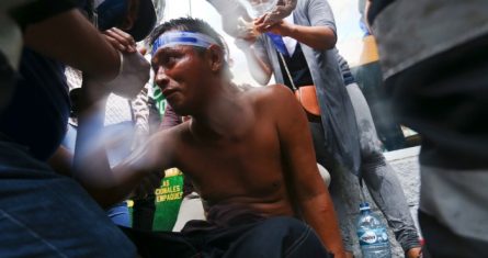 Un manifestante herido recibe primeros auxilios después de ser herido por un disparo de escopeta durante enfrentamientos con la policía, mientras protestaba contra el Presidente de Nicaragua, Daniel Ortega, en Managua, Nicaragua, el 28 de mayo de 2018.