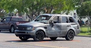 Un vehículo dañado en el lugar de un choque mortal cerca de una parada de autobús en Brownsville, Texas, el 7 de mayo de 2023.