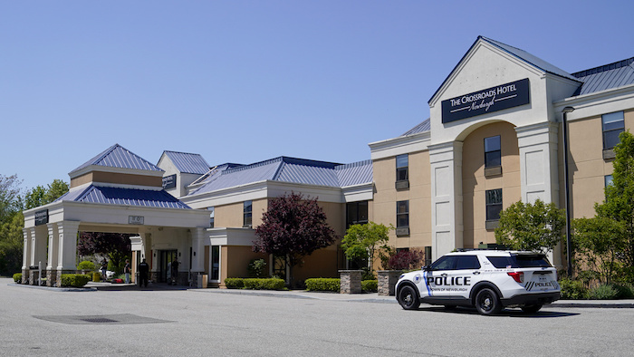 Un vehículo policial de la ciudad de Newburgh estacionado afuera del hotel The Crossroads, adonde llegaron dos autobuses con migrantes horas antes, el jueves 11 de mayo de 2023, en Newburgh, Nueva York.