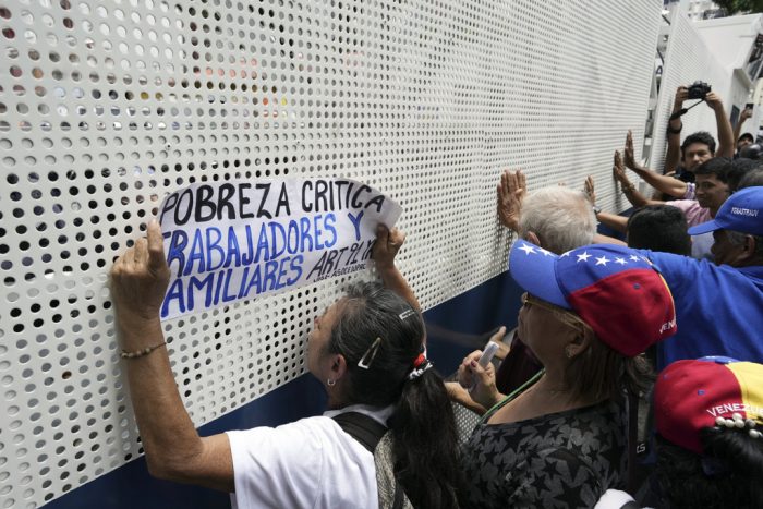 Una barrera policial impide que los manifestantes lleguen a la Fiscalía durante su marcha por el Día del Trabajo, en Caracas, Venezuela, el lunes 1 de mayo de 2023.