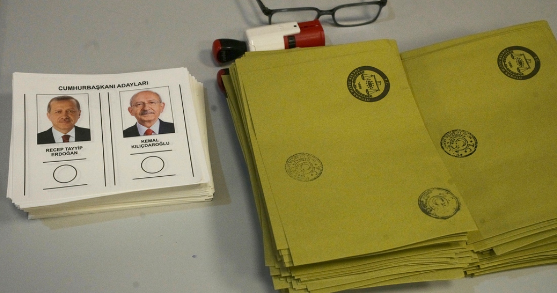 Una boleta con los nombres e imágenes de los dos candidatos a la Presidencia, Recep Tayyip Erdogan, a la izquierda, y Kemal Kilicdaroglu, en un centro de votación en Ankara, Turquía, el domingo 28 de 2023.