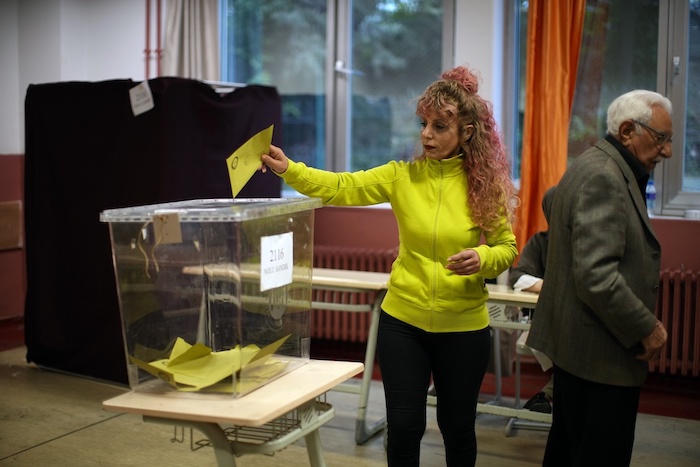 Una mujer vota en un centro de votación en Estambul, Turquía, el domingo 28 de mayo de 2023.