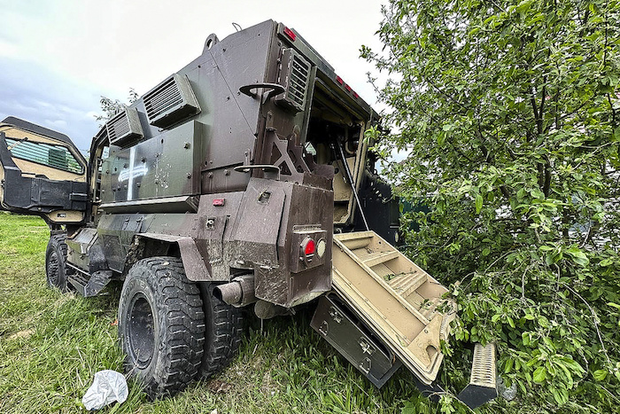 En esta imagen, distribuida por el Gobernador de la región de Belgorod, Vyacheslav Gladkov, en su canal de Telegram, el 23 de mayo de 2023, se ve un vehículo militar blindado dañado, tras combates en la región rusa de Belgorod.