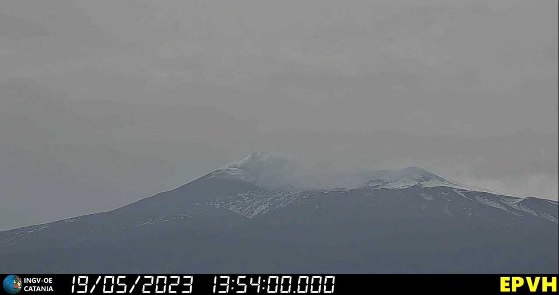 El monte Etna, el volcán más activo de Europa, entró en erupción el domingo y arrojó cenizas sobre Catania, la ciudad más grande del este de Sicilia, y obligó a suspender los vuelos en el aeropuerto de esa ciudad.