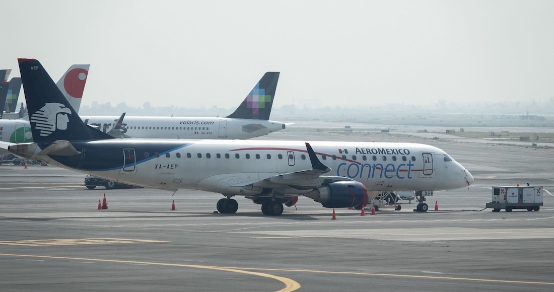 El Aeropuerto Internacional de la Ciudad de México (AICM) dijo el viernes en un comunicado que un hombre había abierto una salida de emergencia y había salido por un ala de un avión estacionado y a la espera de despegar. Foto: Galo Cañas Rodríguez, Cuartoscuro