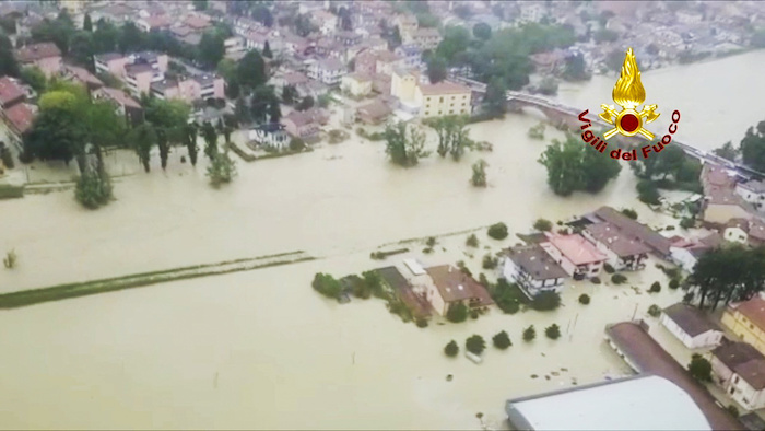 Esta imagen aérea proporcionada por los Bomberos Italianos muestra zonas residenciales inundadas en Cesena en la región de Emilia Romaña, en el norte de Italia, el martes 16 de mayo de 2023.