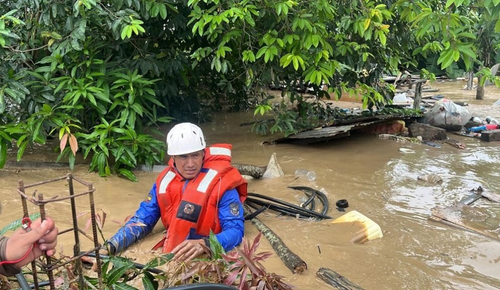 Al menos 500 personas fueron evacuadas en Esmeraldas, Colombia. luego de una intensa lluvia de más de 12 horas y el desbordamiento de seis ríos. Foto: Guillermo Lasso, tomada de Twitter