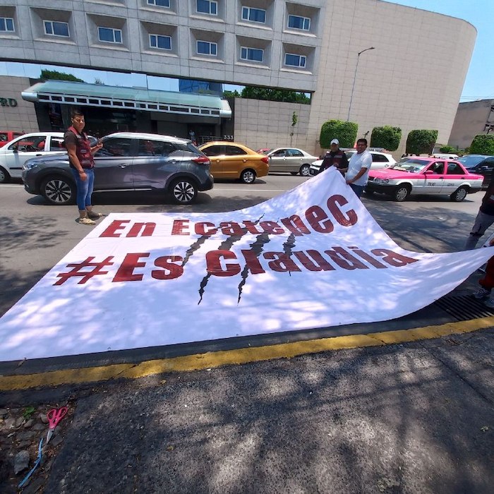 Abimael Cruz y otros militantes de Morena colocaron una luna en apoyo a Claudia Sheinbaum.