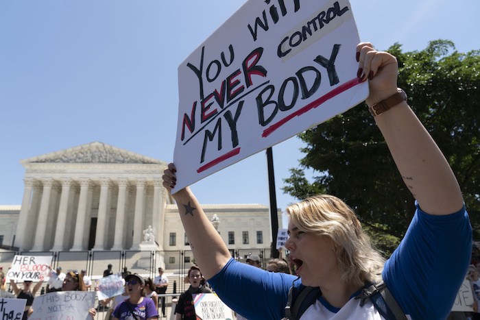 Activistas por el derecho al aborto protestan frente a la Corte Suprema de EU en Washington, el 4 de julio de 2022.