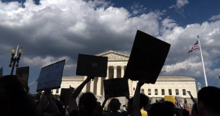 Activistas por el derecho al aborto protestan frente a la Corte Suprema de Estados Unidos en Washington, el 25 de junio de 2022.