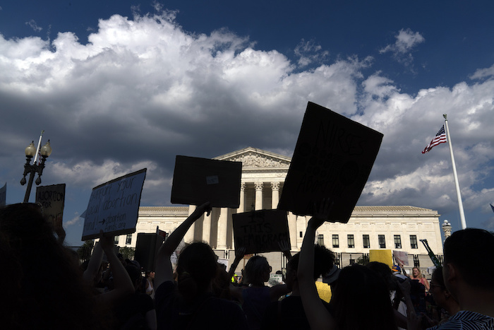 Activistas por el derecho al aborto protestan frente a la Corte Suprema de Estados Unidos en Washington, el 25 de junio de 2022.