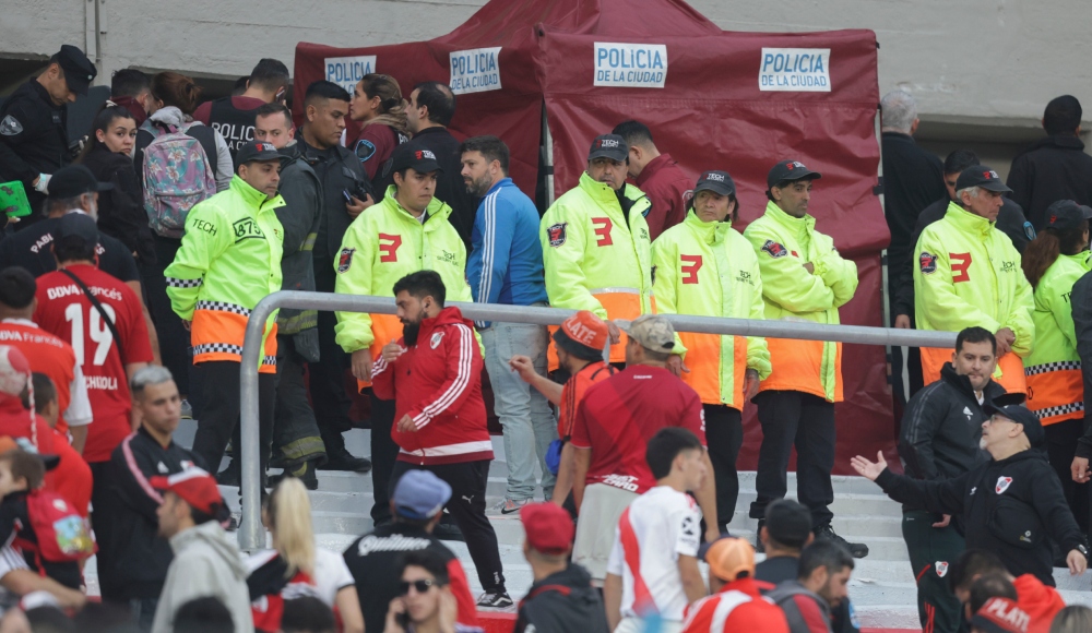 Agentes policiales y empleados de seguridad resguardan la zona donde falleció un espectador, al caer desde la tribuna durante el partido de River Plate contra Defensa y Justicia en Buenos Aires, el sábado 3 de junio de 2023. Foto: Nicolas Aboaf, AP