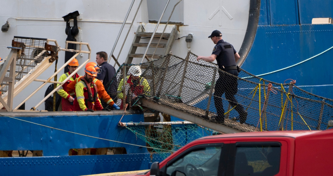 Agentes del Servicio Fronterizo Canadiense abordan el barco Príncipe Polar en la sede de la Guardia Costera, el sábado 24 de junio de 2023 en Terranova.