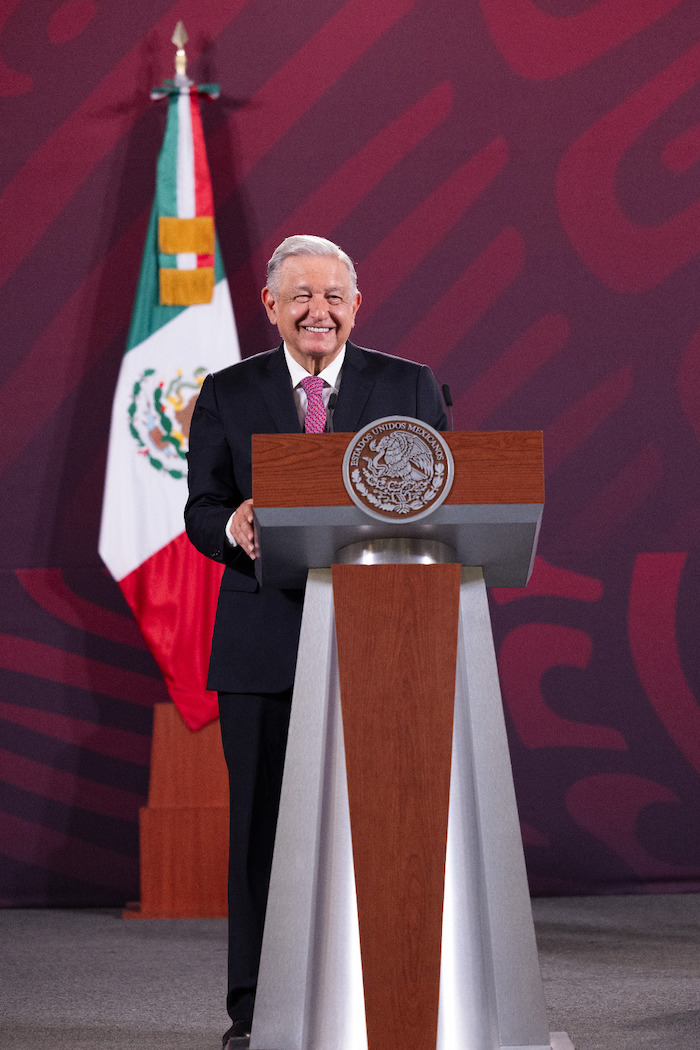 El Presidente Andrés Manuel López Obrador aseguró que algunos precandidatos de la oposición ya se dieron cuenta de que habrá "dedazo" de Claudio X. González en el proceso de selección de la candidatura presidencial de Va por México, alianza que fundó el empresario con el Partido Acción Nacional (PAN), el Partido Revolucionario Institucional (PRI) y el Partido de la Revolución Democrática (PRD).