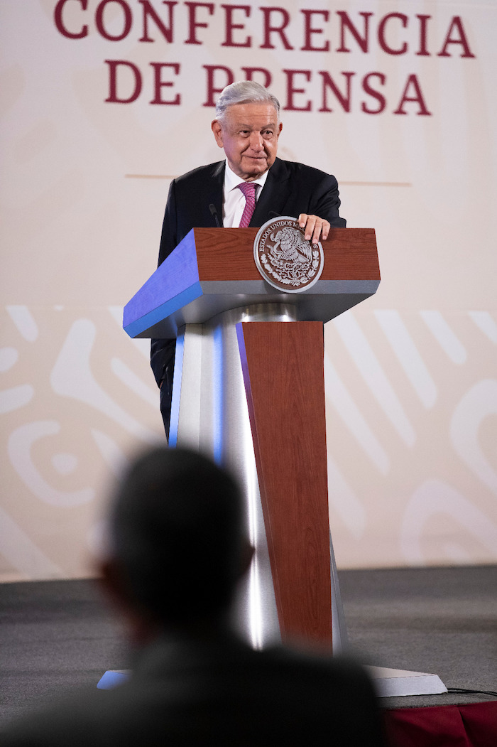 El Presidente Andrés Manuel López Obrador evitó hablar sobre si las y los aspirantes a la candidatura presidencial de Morena deben presentar su renuncia definitiva o simplemente solicitar licencia al cargo que ostentan, con la finalidad de que se enfoquen en la contienda interna con miras a las elecciones del 2024.