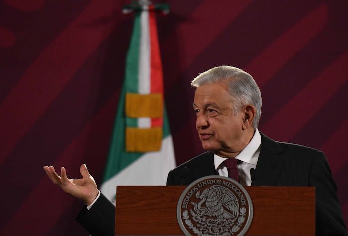 El Presidente Andrés Manuel López Obrador pidió a la y los aspirantes a la candidatura presidencial de Morena, así como a militantes y simpatizantes del partido que eviten llevar "porras", aplaudir a "sus favoritos" y faltarle al respeto a alguien en el próximo evento que se realizará el 1 de julio en el Zócalo de la Ciudad de México para festejar los cinco años de su victoria electoral.