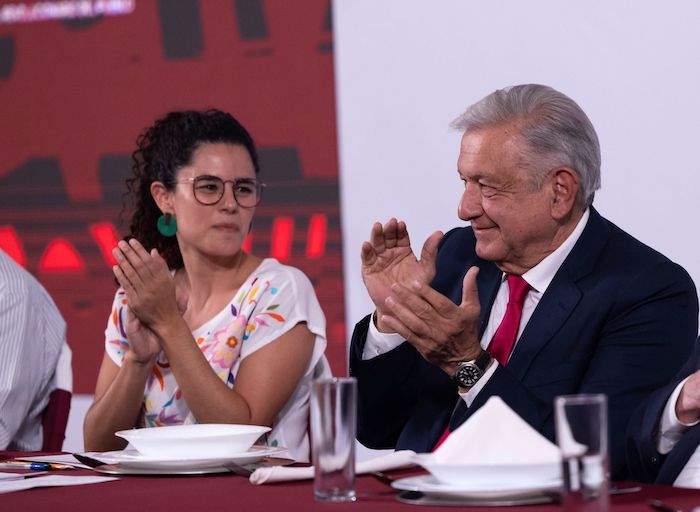 Luisa María Alcalde, entonces Secretaria del Trabajo, y Andrés Manuel López Obrador, Presidente de México, durante la conmemoración del pasado Día del Trabajo.