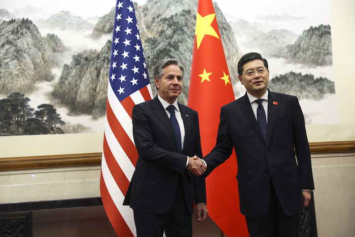 El Secretario de Estado estadounidense Antony Blinken, izquierda, estrecha la mano del Ministro chino del Exterior, Qin Gang, en la Casa de Huéspedes Estatal de Diaoyutai, en Beijing, China, el domingo 18 de junio de 2023.