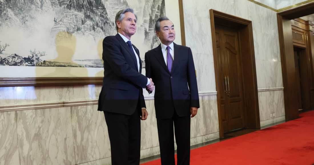 El Secretario de Estado estadounidense Antony Blinken saluda al máximo diplomático chino Wang Yi en Beijing, China, el lunes 19 de junio de 2023.