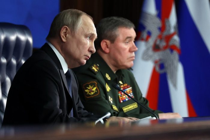 El Presidente ruso, Vladímir Putin (izquierda) y el jefe del Estado Mayor General, el general Valery Gerasimov (derecha), asisten a una reunión con oficiales militares de alto rango el 21 de diciembre de 2022, en Moscú. Putin ha guardado silencio sobre las duras críticas a altos mandos militares lanzadas por Yevgeny Prigozhin, el millonario dueño del contratista militar privado ruso Grupo Wagner.