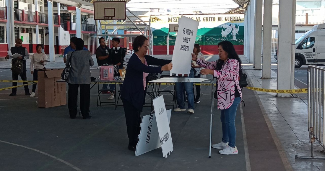 Funcionarios de casilla comenzaron desde poco antes de las 7:30 horas con la instalación de las casillas en la secundaria oficial 130 Nezahualcóyotl, en donde se espera que Delfina Gómez emita su voto a las 8:00 horas.