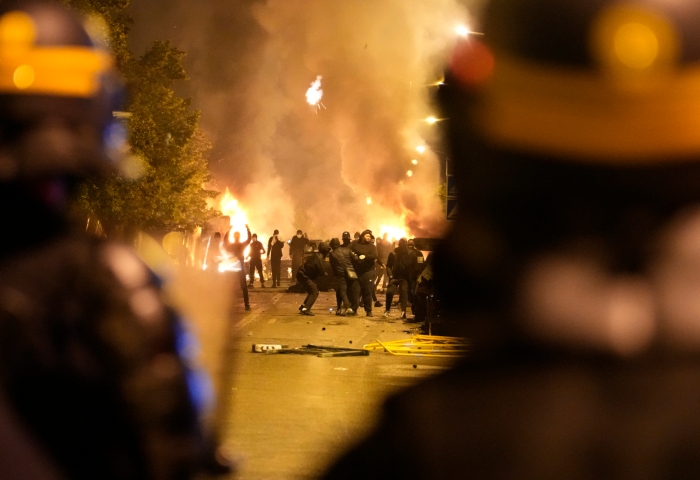 Policías se enfrentan con manifestantes en Nanterre, en las afueras de París, el jueves 29 de junio de 2023. Foto, Christophe Ena, AP