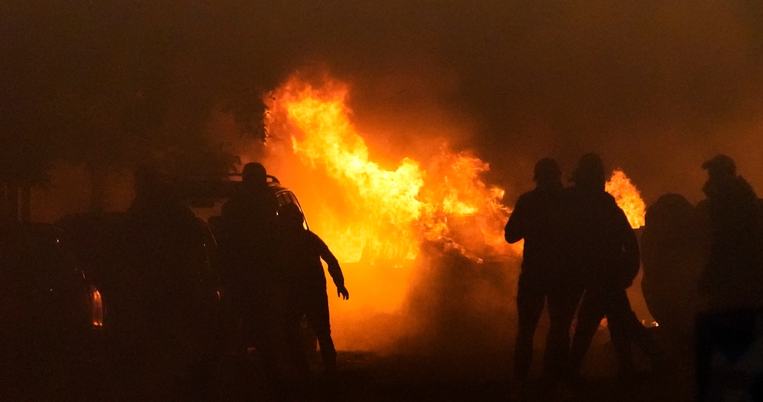 Jóvenes se enfrentan a agentes de policía en Nanterre, a las afueras de París, el 29 de junio de 2023. Foto: Christophe Ena, AP