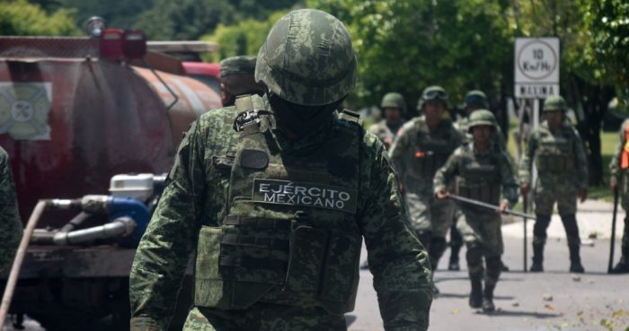 México inició el proceso penal contra ocho militares involucrados en la desaparición en 2014 de los 43 estudiantes de Ayotzinapa que fueron detenidos la semana pasada y capturó a otro ex alto cargo vinculado con el caso. Foto: Dassaev Téllez Adame, Cuartoscuro