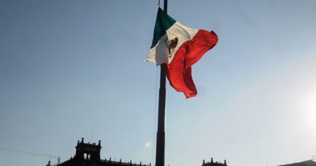 Bandera en el Zócalo de la CdMx