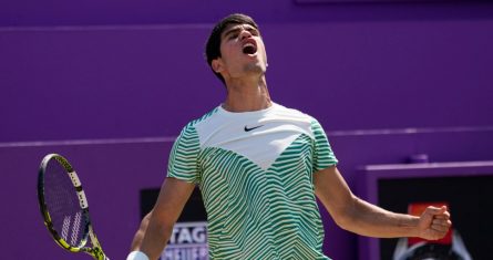 Carlos Alcaraz celebra tras derrotar a Alex de Miñaur en la final del torneo del Queen's Club, el domingo 25 de junio de 2023, en Londres.