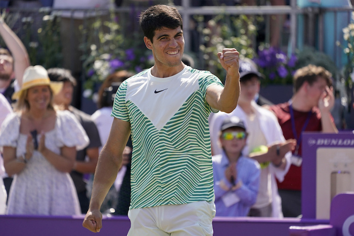 Carlos Alcaraz celebra tras derrotar a Alex de Miñaur en la final del torneo del Queen's Club, el domingo 25 de junio de 2023, en Londres.