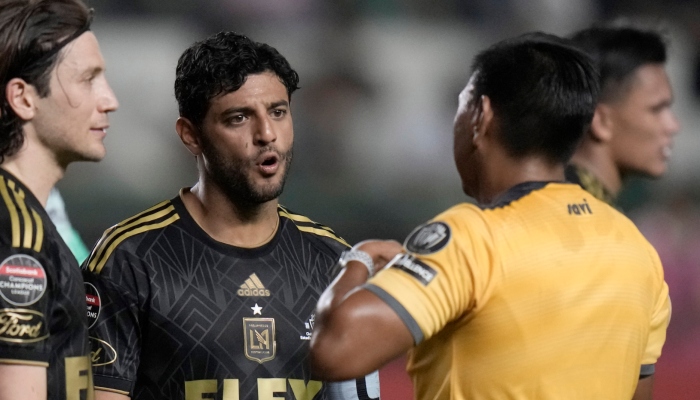 Carlos Vela, de Los Angeles FC, discute con el árbitro Walter López durante la ida de la final de la Liga de Campeones de la CONCACAF ante León, el miércoles 31 de mayo de 2023. Foto: Eduardo Verdugo, AP