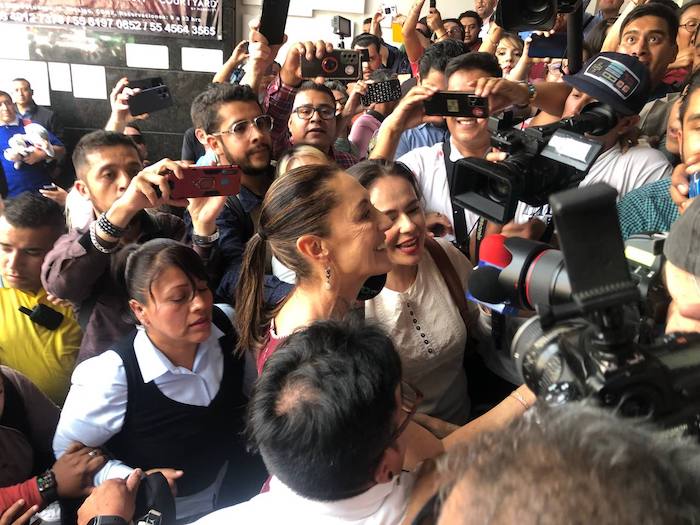 Claudia Sheinbaum llegó al encuentro con morenistas pasadas las 14:00 horas. 