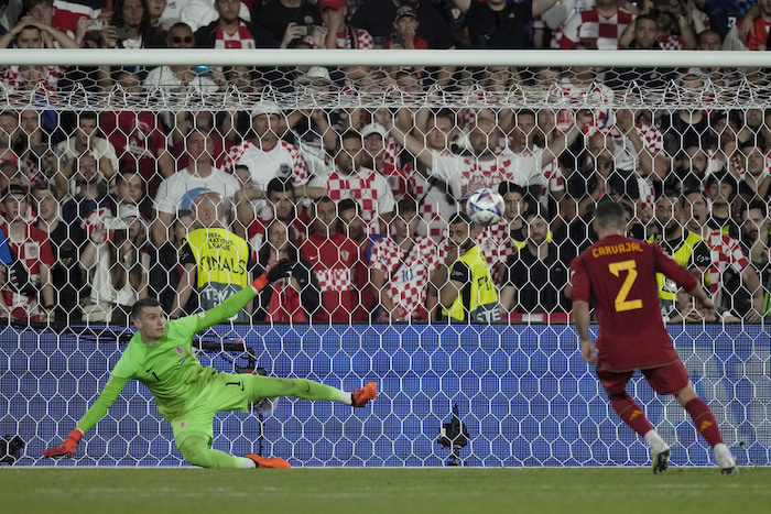 Dani Carvajal convierte el penal decisivo de España para vencer a Croacia en una tanda de penales en la final, el domingo 18 de junio de 2023, en Róterdam, Holanda.