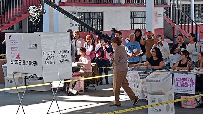 La candidata de la coalición Juntos Haremos Historia Estado de México (Morena-PT-PVEM), Delfina Gómez, emitió su voto en la secundaria oficial 130 Nezahualcóyotl, ubicada en Texcoco, Estado de México.