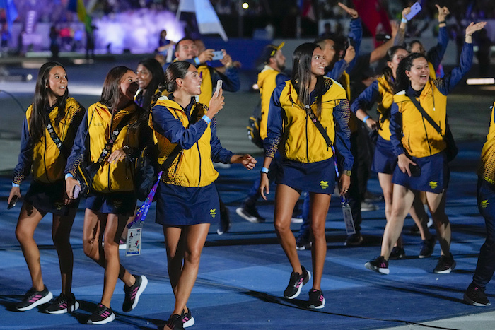 Deportistas colombianos desfilan en la ceremonia inaugural de los Juegos Centroamericanos y del Caribe, el viernes 23 de junio de 2023, en San Salvador.