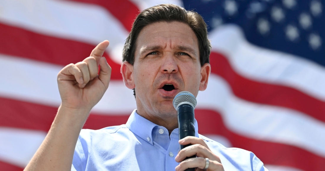 El precandidato presidencial republicano, el gobernador de Florida, Ron DeSantis, conversa durante una sesión pública en Eagle Pass, Texas, el lunes 26 de junio de 2023. Foto: Andy Barron, AP, Archivo